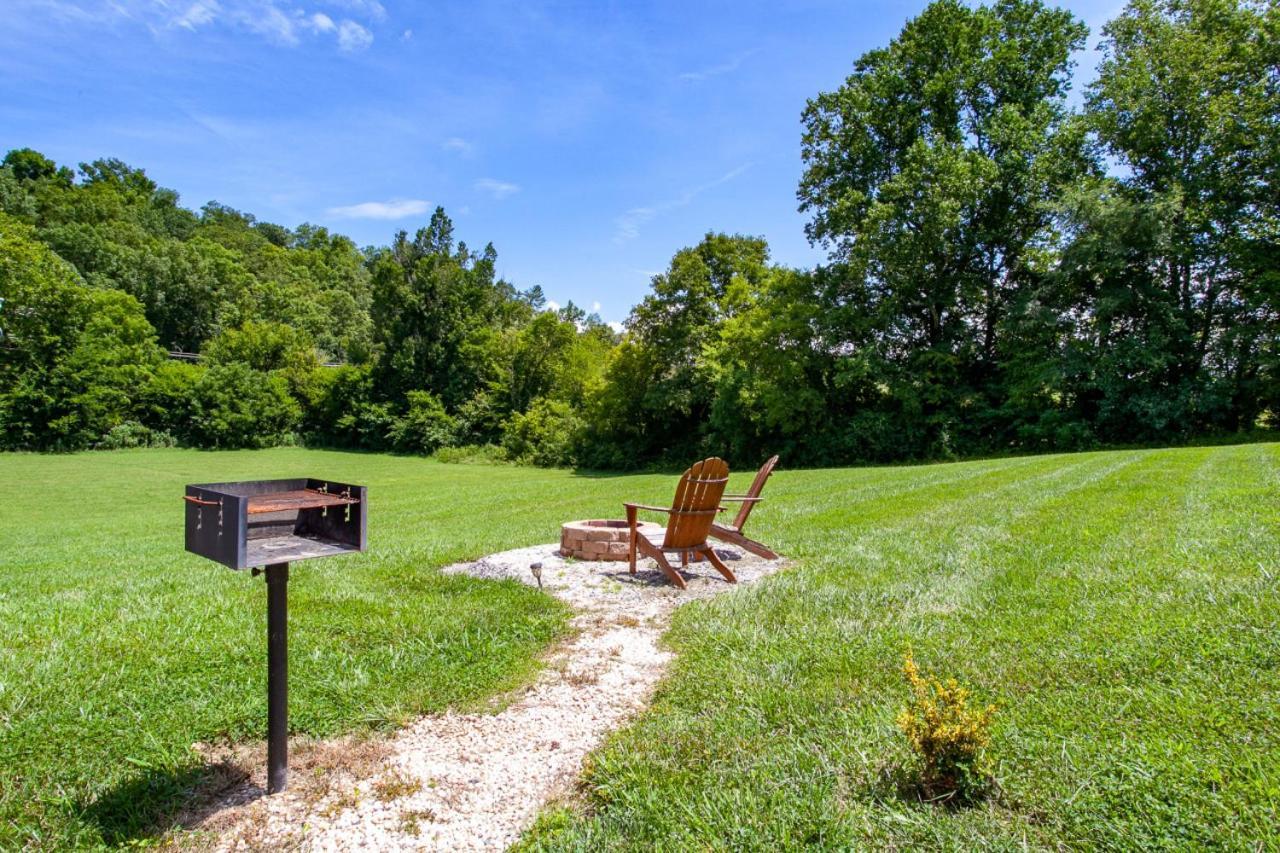 Patriots Tiny Home W Hot Tub Fire Pit Grill Sevierville Exterior photo